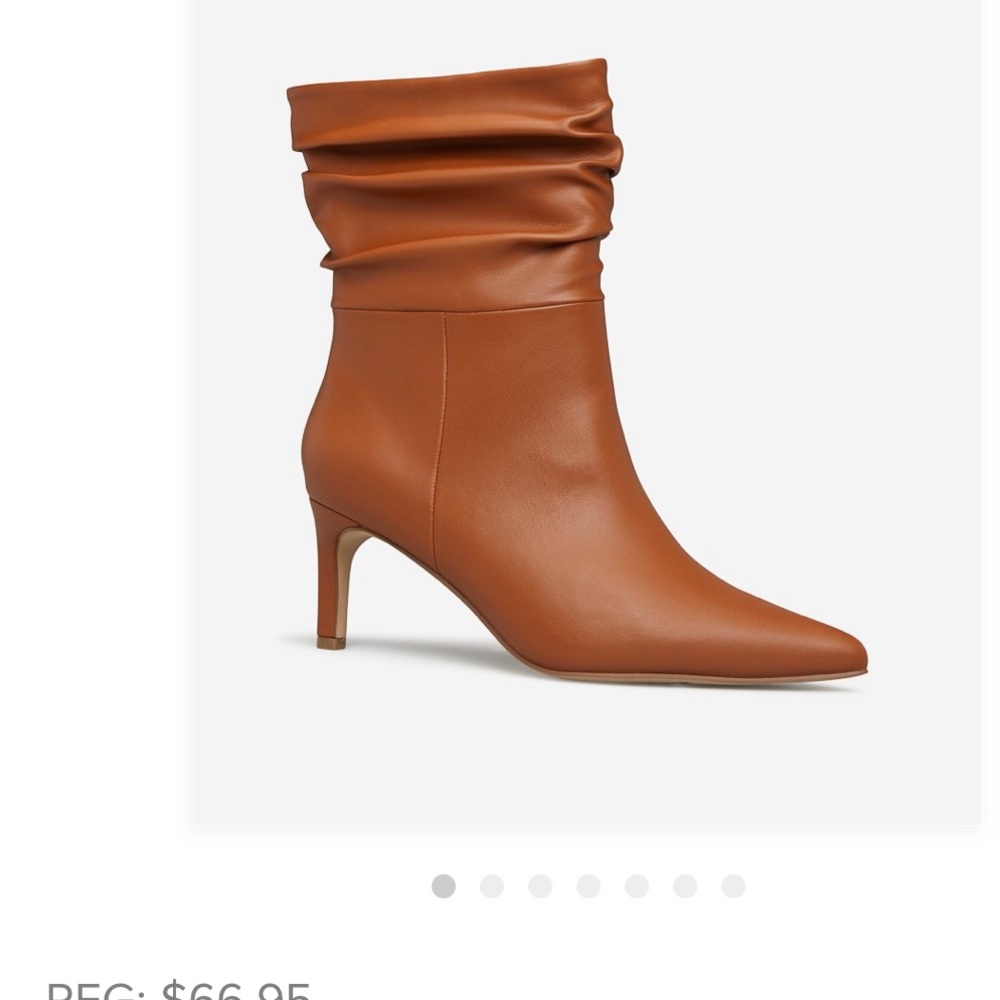 Selling brand new brown boots.
